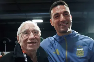 Nhà báo Enrique Macaya Marquez 91 tuổi cùng HLV Lionel Scaloni của tuyển Argentina