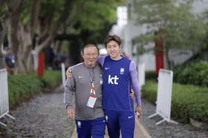 HLV Park Hang-seo cùng tiền vệ ngôi sao Lee Kang-in trước thềm World Cup 2026. ẢNH: FBNV 