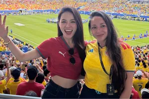 Nữ CĐV Trần Đan Thi với một người hâm mộ đến từ Colombia. ẢNH: NVCC 