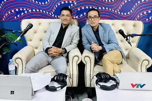 BLV Trí Viễn (trái) cùng đồng nghiệp Khắc Cường bình luận tại World Cup 2026. ẢNH: NVCC 