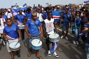 Người dân quốc đảo Cape Verde đổ về sân bay đón các tuyển quốc gia về nước 