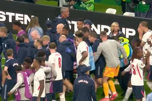 Các thành viên của tuyển Anh tập trung đưa Jordan Henderson rời khỏi sân đến thẳng bệnh viện