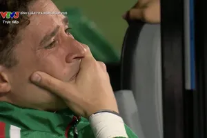 Thủ môn kỳ cựu Guillermo Ochoa bật khóc sau khi Mexico thất bại tại vòng 16 đội World Cup 2026. ẢNH: CHỤP MÀN HÌNH VTV 