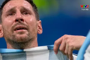 Messi bật khóc sau trận đấu đầy cảm xúc tại vòng 1/8 World Cup 2026. ẢNH: CHỤP MÀN HÌNH VTV