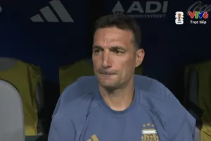 HLV Lionel Scaloni đã bật khóc khi cùng Argentina vào tứ kết World Cup 2026. ẢNH: CHỤP MÀN HÌNH VTV