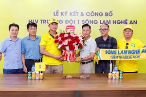 HLV Văn Sỹ Sơn (áo trắng) tiếp tục gắn bó với đội bóng quê hương SLNA. ẢNH: TÂM HÀ 
