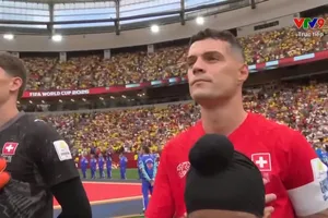 Đội trưởng Granit Xhaka cùng thủ môn xuất sắc Gregor Kobel. ẢNH: CHỤP MÀN HÌNH VTV