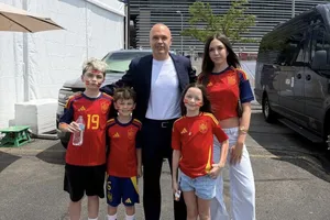 Andres Iniesta đưa gia đình đến cổ vũ cho Tây Ban Nha