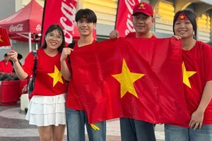 Gia đình vợ Việt - chồng Thái của chị Nguyễn Thị Mơ cổ vũ cho các đội tuyển thể thao Việt Nam tại SEA Games 2025. ẢNH: HỮU THÀNH