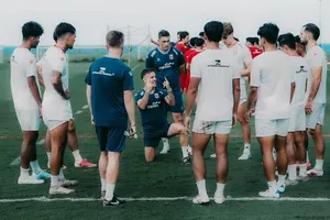 HLV John Herdman cùng các tuyển thủ Indonesia chuẩn bị cho ASEN Cup 2026. ẢNH: IGNV