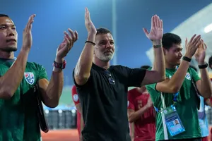 HLV Anthony Hudson (áo đen) của tuyển Thái Lan. ẢNH: FAT 