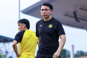 HLV Tan Cheng Hoe đang cùng tuyển Malaysia chuẩn bị cho cuộc so tài với Lào. ẢNH: FAM 