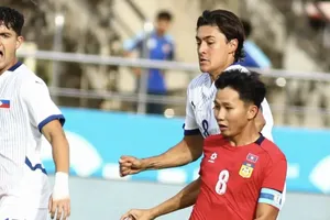 Đội trưởng Damoth Thongkhamsavath thi đấu nỗ lực nhưng không thể giúp Lào tránh thất bại. ẢNH: LFF