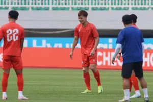 Nguyễn Hoàng Đức cùng đồng đội tràn đầy quyết tâm hướng đến cuộc so tài với đội chủ nhà Indonesia. ẢNH: TÂM HÀ 