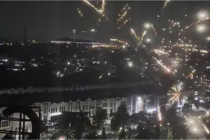 Pháo hoa bất ngờ xuất hiện trước khách sạn của đội tuyển Việt Nam lưu trú tại Bogor. ẢNH: Đ.ĐỒNG 