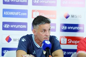 HLV John Herdman thể hiện sự thất vọng khi Indonesia thua trắng 0-3 ngay trên sân nhà. ẢNH: ANH KHOA 