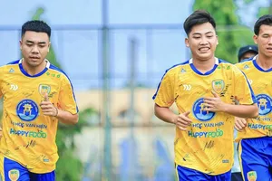 Các cầu thủ Đồng Tháp đang tập luyện tại Trung tâm Thể thao Thành Long (TPHCM). ẢNH: TÂM HÀ