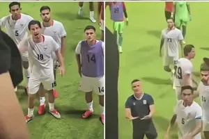 CĐV cùng các thành viên của đội tuyển Indonesia có lời qua tiếng lại ngay trên sân Jalan Besar