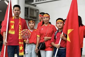 Gia đình kiều bào đang sinh sống tại Malaysia tới sân sớm để cổ vũ cho đội tuyển Việt Nam. ẢNH: TÂM HÀ 