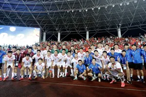 Đội tuyển Việt Nam ăn mừng cùng người hâm mộ trên sân Kuala Lumpur sau trận đấu. ẢNH: ANH KHOA 