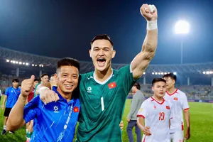 Thủ môn Lê Giang Patrik ăn mừng chiến thắng cùng trợ lý Lưu Danh Minh. ẢNH: ANH KHOA 