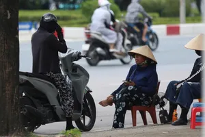 Một phe vé ngóng chờ khách đến mua vé xem trận Việt Nam - Malaysia. ẢNH: TÂM HÀ 
