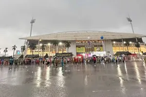 Sân Mỹ Đình mưa lớn trước trận bán kết lượt về ASEAN Cup 2026 giữa Việt Nam - Malaysia (ẢNH: TÂM HÀ) 