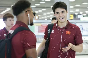 Thủ môn Trần Trung Kiên trò chuyện vui vẻ với Nguyễn Xuân Son. (ẢNH: TÂM HÀ)