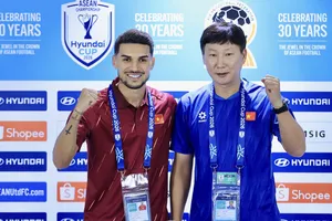HLV Kim Sang-sik cùng tiền vệ Đỗ Hoàng Hên thể hiện sự quyết tâm trước trận chung kết lượt đi ASEAN Cup 2026. Ảnh: ĐỨC CƯỜNG