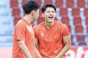 Tuyển thủ Nguyễn Đình Bắc thoải mái trêu đùa cùng đồng đội ở buổi tập chiều 21-8 (ẢNH: ĐỨC CƯỜNG)
