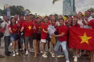Cổ động viên đội mưa đến sân Rajamangala, cổ vũ đội tuyển Việt Nam giành chiến thắng