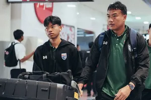 Đội tuyển Thái Lan tại sân bay Don Mueang, (ẢNH: SANTOS)