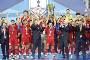 Chủ tịch FIFA trao cúp vô địch ASEAN Cup 2026 cho tuyển Việt Nam