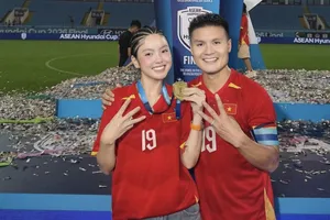 Tiền vệ Nguyễn Quang Hải cùng bà xã Chu Thanh Huyền ăn mừng chức vô địch ASEAN Cup lần thứ 3 trong sự nghiệp (ẢNH: THANH HUYỀN)
