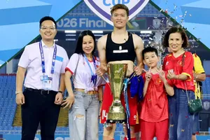 Nguyễn Hoàng Đức ăn mừng chức vô địch ASEAN Cup 2026 cùng gia đình và người thân (ẢNH: QUANG TIẾN)