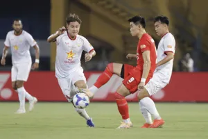 Tiền đạo Đình Bắc (áo đỏ) vẫn giữ phong độ cao sau danh hiệu ASEAN Cup 2026 (ẢNH: MINH HOÀNG) 