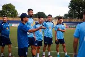 HLV Văn Sỹ Sơn cùng các cầu thủ SLNA đối diện áp lực chiến thắng ở trận ra quân V-League 2026-2027 (ẢNH: SỸ HIẾU)