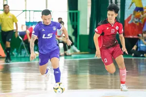 Tuyển thủ Trần Thái Huy (áo xanh) có ngày thi đấu thăng hoa. ẢNH: NGUYỄN KHANH