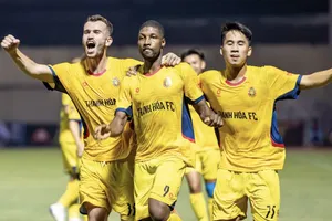 Các cầu thủ Thanh Hóa có chiến thắng đầy cảm xúc ở trận ra quân V-League 2026-2027. Ảnh: QUỲNH MAI