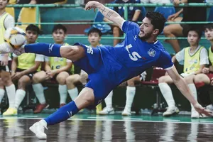 Cú bắt volley thành bàn của ngoại binh Italo Bob mang về chiến thắng cho Thái Sơn Nam TPHCM. ẢNH: NGUYỄN QUANG