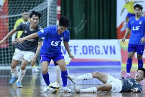 Các cầu thủ Thái Sơn Bắc (áo xanh) đứng đầu vòng bảng. ẢNH: DŨNG PHƯƠNG 