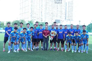 Tổng Thư ký VFF Nguyễn Văn Phú đến động viên các tuyển thủ U23 Việt Nam trước khi lên đường dự ASIAD 2026. ẢNH: NHẬT ĐOÀN 