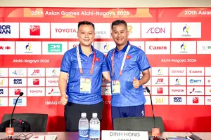 HLV Đinh Hồng Vinh cùng lãnh đội Đoàn Anh Tuấn của U23 Việt Nam. ẢNH: TÂM HÀ