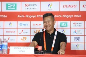 HLV Đinh Hồng Vinh rạng ngời sau khi cùng U23 Việt Nam thắng trận đầu tiên tại ASIAD 2026. ẢNH: HẢI HOÀNG 