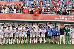 U23 Việt Nam chụp hình cùng người hâm mộ sau trận thắng U23 Philippines. ẢNH: HẢI HOÀNG 