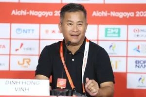 HLV Đinh Hồng Vinh hài lòng về tinh thần thi đấu của U23 Việt Nam sau khi đoạt vé vào tứ kết ASIAD 2026. ẢNH: HẢI HOÀNG 