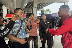 Hậu vệ Cao Pendant Quang Vinh trả lời phỏng vấn truyền thông Indonesia. ẢNH: HỮU THÀNH