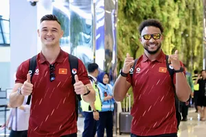 Thủ môn Việt kiều Lê Giang Patrik cùng tiền đạo Nguyễn Xuân Son háo hức cho kỳ FIFA ASEAN Cup đầu tiên. ẢNH: ANH KHOA 