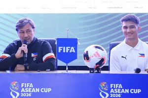 HLV Carles Cuadrat cùng các tuyển thủ Philippines tự tin trước thềm FIFA ASEAN Cup 2026. ẢNH: TÂM HÀ