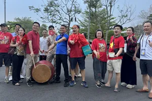 Kiều bào Việt Nam tại Indonesia tiếp lửa cho đội tuyển ở trận ra quân FIFA ASEAN Cup 2026. ẢNH: HỮU THÀNH